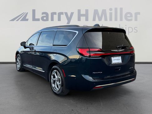 Used 2023 Chrysler Pacifica Limited image 3