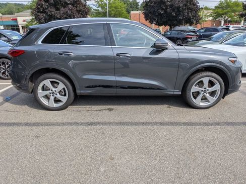 Used 2025 Audi Q5 Premium Plus w/ Premium Plus AWD/4WD image 2