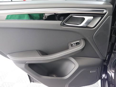 Used 2025 Porsche Macan image 14