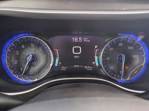 Used 2023 Chrysler Pacifica Touring-L FWD image 11