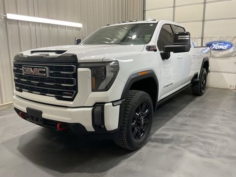 Used 2024 GMC Sierra 2500 AT4 w/ AT4 Premium Plus Package image 3