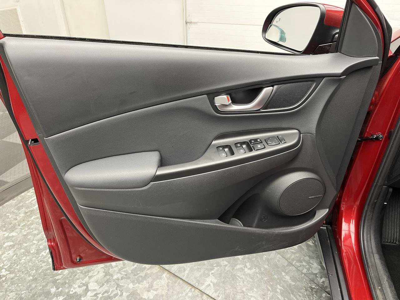 Used 2023 Hyundai Kona Limited AWD/4WD image 8
