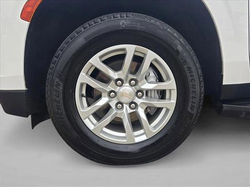 Used 2024 Chevrolet Suburban LT w/ Luxury Package RWD image 25