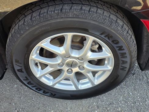 Used 2023 Chrysler Pacifica Touring-L FWD image 36
