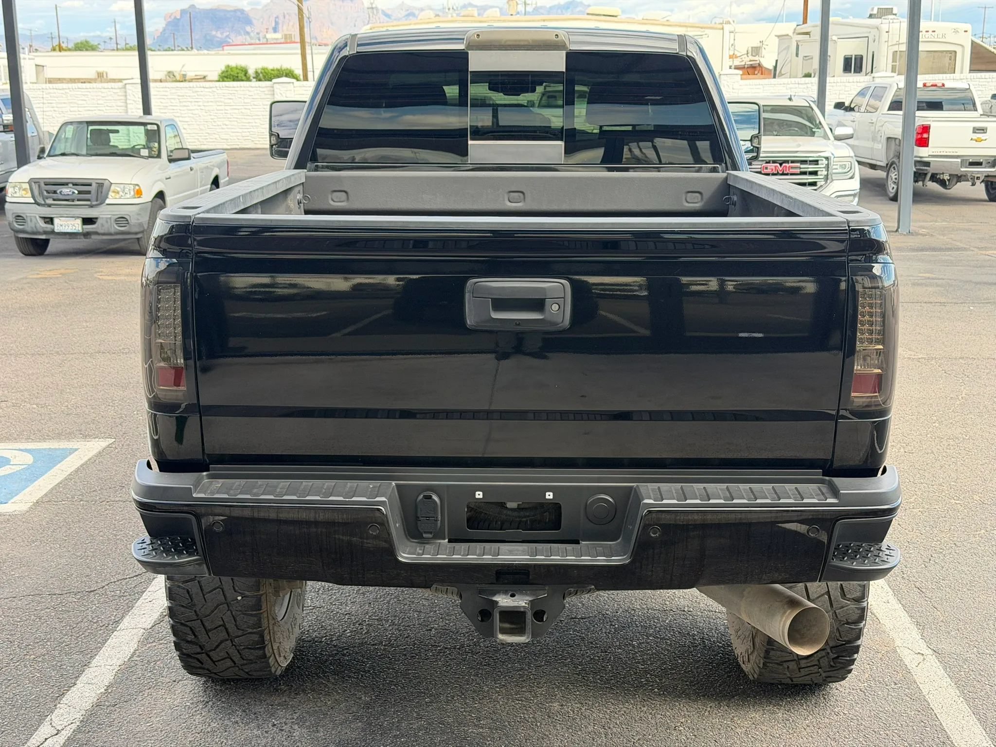 Used 2017 GMC Sierra 2500 Denali w/ Duramax Plus Package AWD/4WD image 8