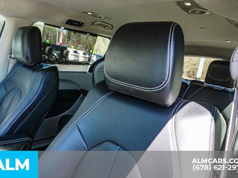 Used 2024 Chrysler Pacifica Touring-L FWD image 17