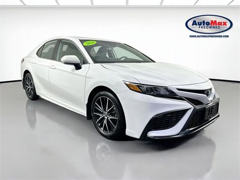 Used 2024 Toyota Camry SE image 1