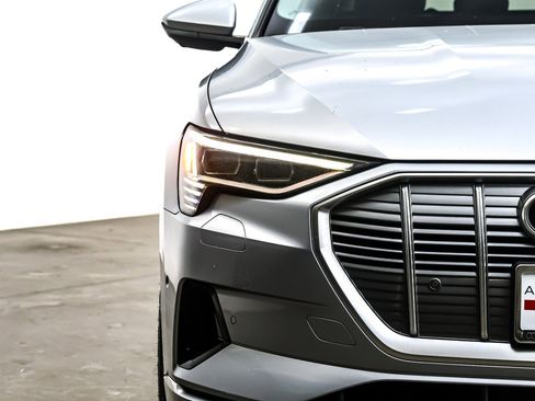 Used 2022 Audi e-tron Premium Plus w/ Premium Plus Package image 15