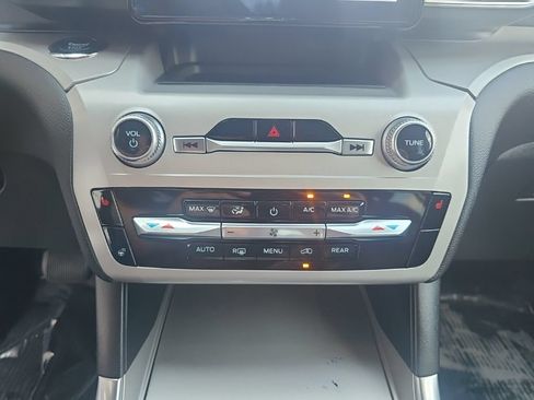Used 2022 Ford Explorer XLT w/ Equipment Group 202A AWD/4WD image 19