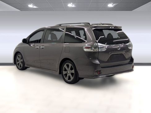 Used 2020 Toyota Sienna SE image 2
