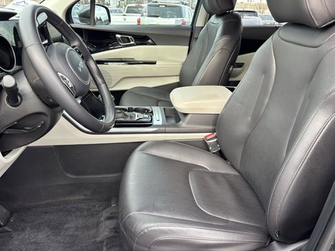 Used 2024 Kia Carnival EX image 16