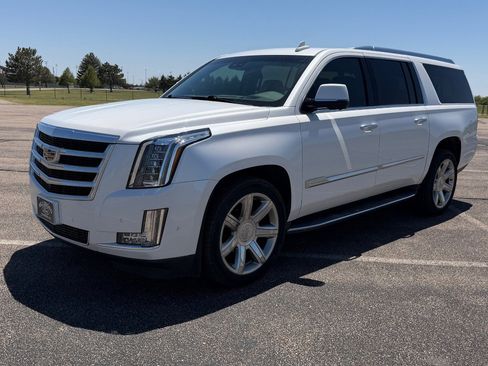Used 2019 Cadillac Escalade ESV Luxury AWD/4WD image 14