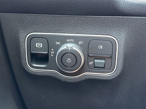 New 2025 Mercedes-Benz GLB 250 4MATIC image 30