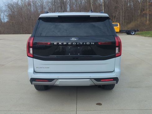 Used 2025 Ford Expedition Platinum image 4