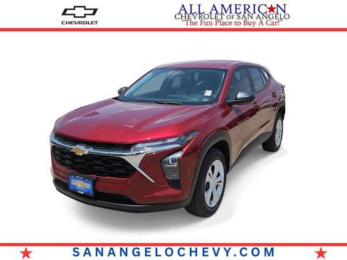 Used 2025 Chevrolet Trax LS FWD image 1