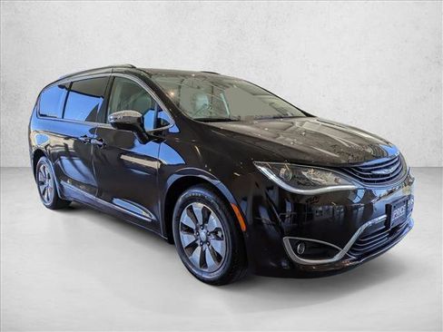Used 2017 Chrysler Pacifica Platinum image 3