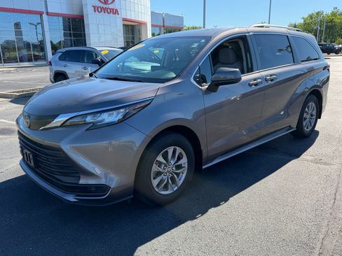Used 2022 Toyota Sienna LE FWD image 5