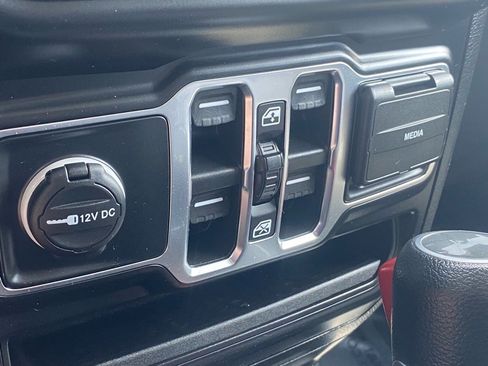 Used 2022 Jeep Wrangler Unlimited Sahara w/ Cold Weather Group image 19