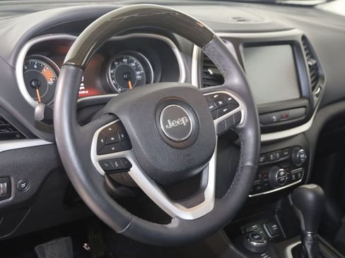 Used 2018 Jeep Cherokee Overland AWD/4WD image 6