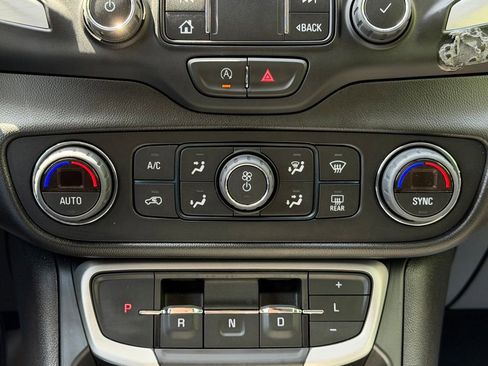 Used 2022 GMC Terrain SLT w/ Infotainment Package II AWD/4WD image 15