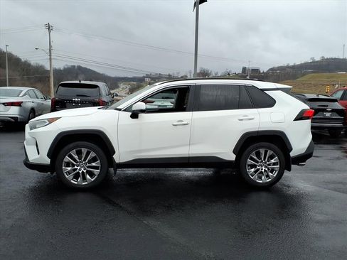 Used 2020 Toyota RAV4 XLE Premium image 3