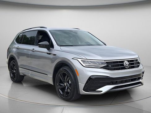 Certified 2024 Volkswagen Tiguan SE R-Line FWD image 9