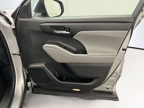 Used 2023 Toyota Highlander XLE image 36