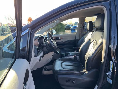 Used 2017 Chrysler Pacifica Touring-L Plus w/ Advanced Safetytec Group image 12