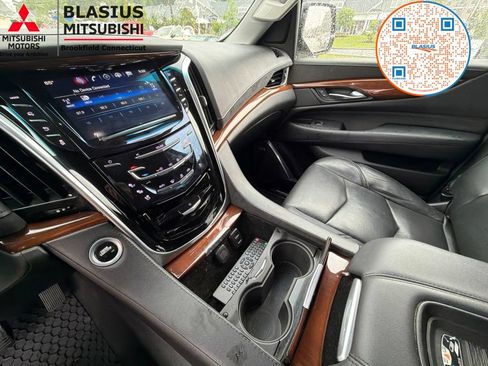 Used 2019 Cadillac Escalade ESV Luxury AWD/4WD image 34
