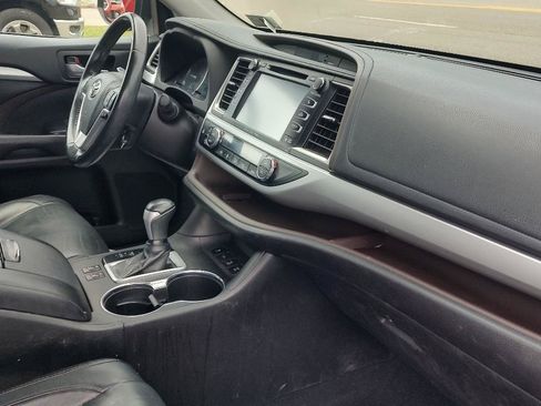Used 2018 Toyota Highlander XLE AWD/4WD image 27