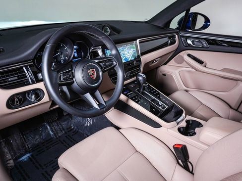 Certified 2025 Porsche Macan image 4