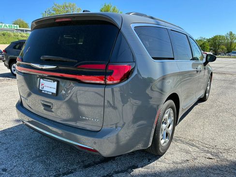 Used 2023 Chrysler Pacifica Limited FWD image 2