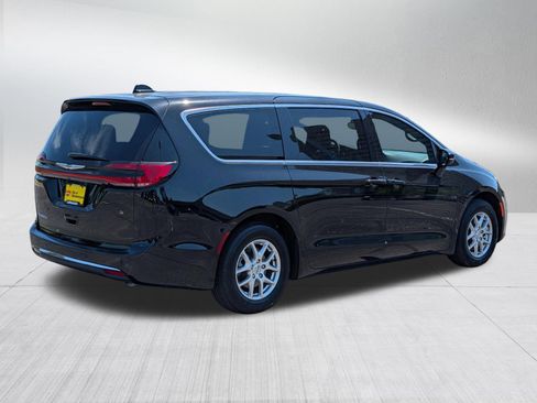 Used 2025 Chrysler Pacifica Select FWD image 7