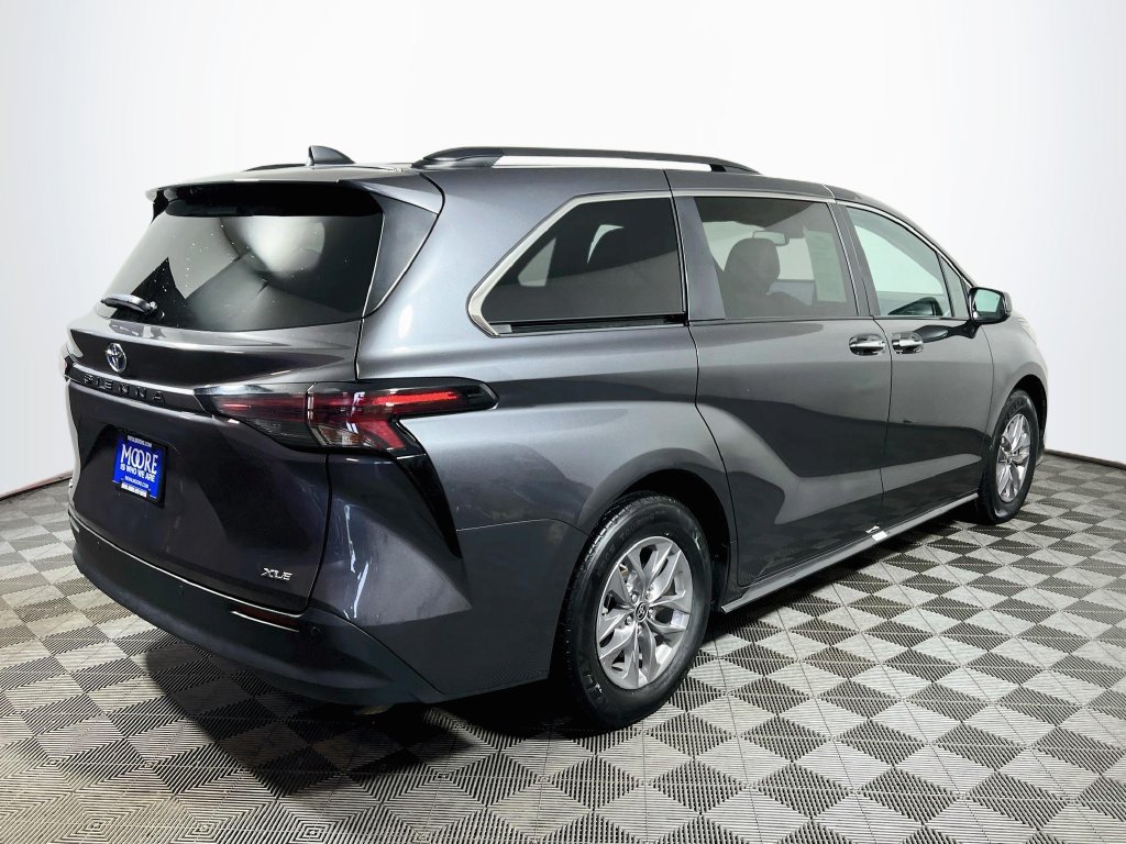 Certified 2025 Toyota Sienna XLE FWD image 7