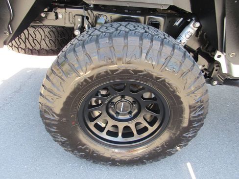 Used 2023 Jeep Gladiator Sport AWD/4WD image 14