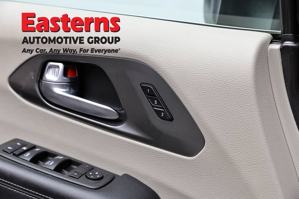 Used 2023 Chrysler Pacifica Touring-L FWD image 23