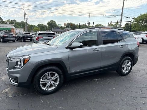 Certified 2023 GMC Terrain SLE w/ Driver Convenience Package AWD/4WD image 3