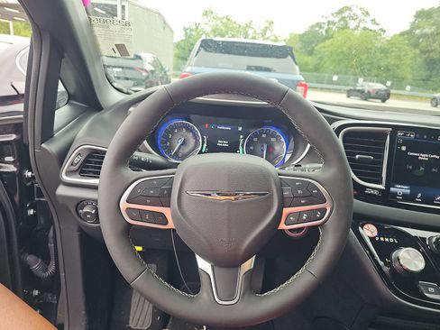 Used 2026 Chrysler Pacifica Select FWD image 8