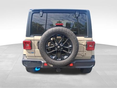 Used 2022 Jeep Wrangler Unlimited Sahara w/ Cold Weather Group AWD/4WD image 8