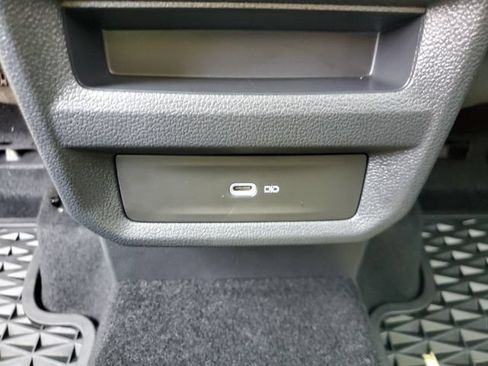 Used 2025 Volkswagen Taos SE w/ Panoramic Sunroof Package FWD image 18