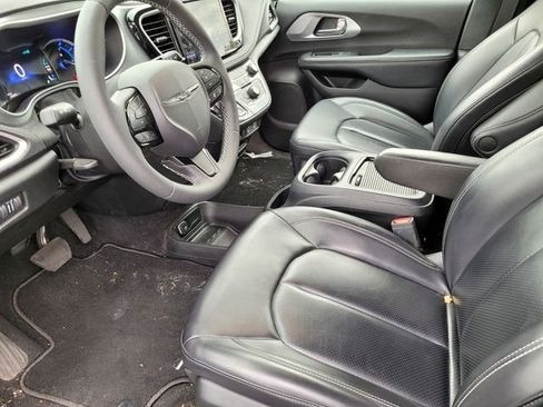 Used 2023 Chrysler Pacifica Touring-L w/ S Appearance Package image 15