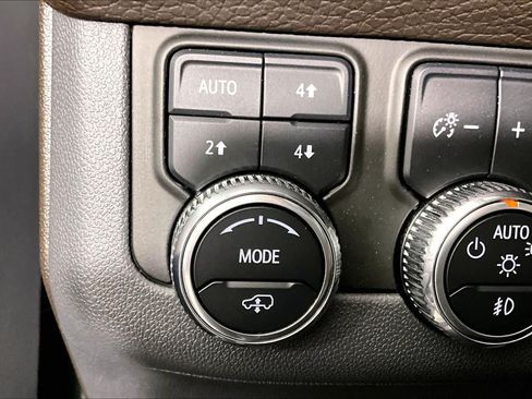 Used 2024 GMC Yukon Denali w/ Advanced Technology Package AWD/4WD image 34