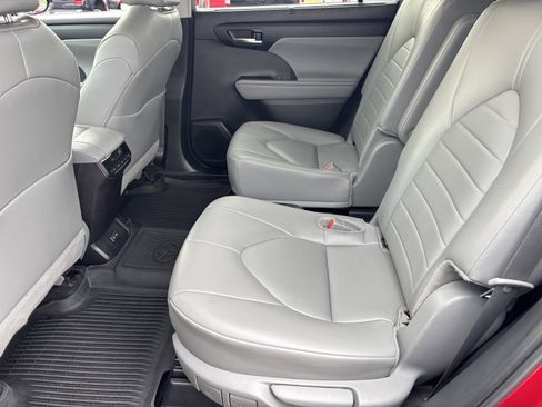 Used 2024 Toyota Highlander LE image 19