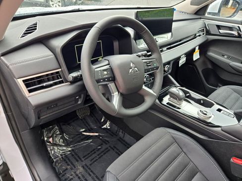 New 2025 Mitsubishi Outlander SE image 18