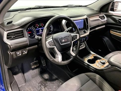 Used 2023 GMC Acadia SLE image 17