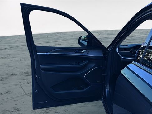 Used 2022 Jeep Grand Cherokee Limited image 31