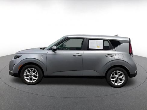 Used 2025 Kia Soul LX w/ LX Technology Package FWD image 7