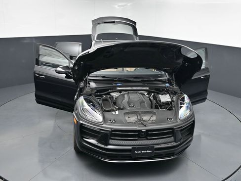 Used 2025 Porsche Macan AWD/4WD image 28