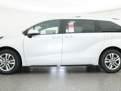 New 2026 Toyota Sienna Limited FWD image 19