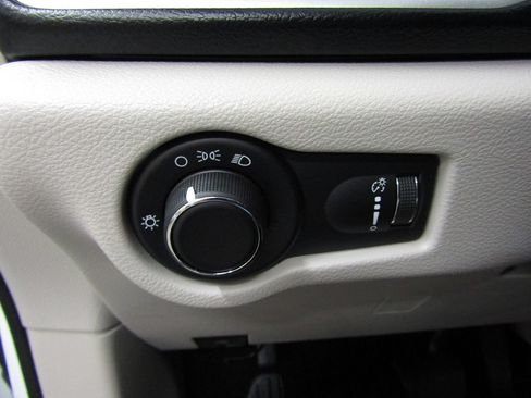 Used 2020 Chrysler Voyager L FWD image 12